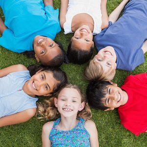 kids-laying-on-grass-in-circle2